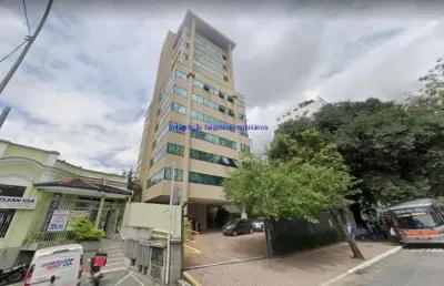 Conjunto comercial mobiliado 61m², 02 banheiros e 01 vaga na garagem.  condomínio com recepção e segurança 24hrs.  excelente localização