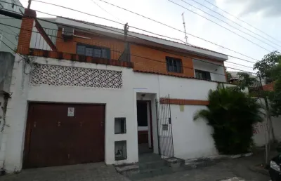 Casa residencial 228m², 03 dormitórios (sendo 01 suíte), 04 banheiros e 04 vagas de garagem.    excelente localização