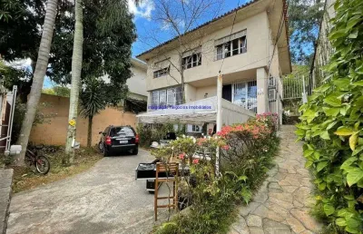 Casa 490m², 04 quartos (sendo 01 suite), 04 banheiros, 01 cozinha e  02 vagas na garagem.  excelente localização entre as ruas itajaçu e itajubá