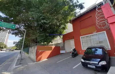 Casa comercial 300m², 06 salas, 03 banheiros e 08 vagas na garagem;  terreo: 03 salas , cozinha, 01 banheiro, 01 lavabo e quarto de empregada;