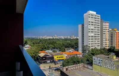 Condomínio com portaria, segurança 24hrs, com 2 piscinas, academia, bicicletário, churrasqueira, lavandeira comunitária, mirante, salão de festas,