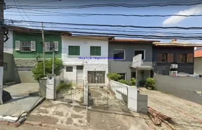 Sobrado residencial 140m², terreo: 01 edicula, 02 salas, 02 banheiros e 02 vagas na garagem; 1° andar; 02 dormitórios e 01 banheiro.
