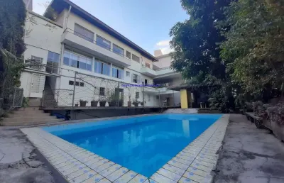 Casa residencial 400m², com  com três andares, 05 dormitórios, 06 banheiros,  02 terraços, 05 vagas na garagem. possui piscina grande 10x5m,