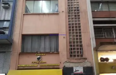 Prédio comercial 567m², com 3 andares, entrada privativa, 03 amplas salas com 140m² área útil cada, 06 banheiros e corredor, 189m² área total.