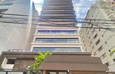 Apartamento 310m², 05 dormitórios (sendo suítes), 06 banheiros e 04 vagas na garagem.  condomínio com portaria, segurança 24hrs, piscina aquecida,