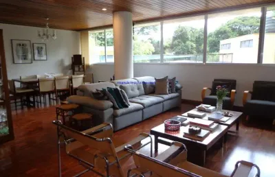 Apartamento 170m², 04 dormitórios (sendo 01 suíte e 01 quarto reversível), 01 banheiro social, hall social, lavabo; living amplo para 02 ambientes;