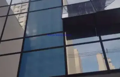 Prédio comercial 450m², 04 banheiros, 15 lavatórios, 04 box com ponto para chuveiro, 01 copa e 09 vagas na garagem.   excelente localização
