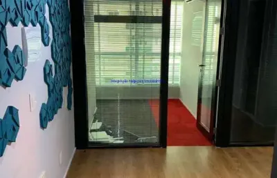 Conjunto comercial 80m², 05 salas de ti, 02 banheiros e 02 vagas na garagem.