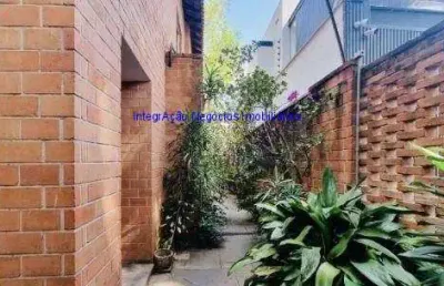 Casa 412m², 04 dormitórios (sendo 02 suítes),  04 banheiros e 02 vagas do garagem.  excelente localização.