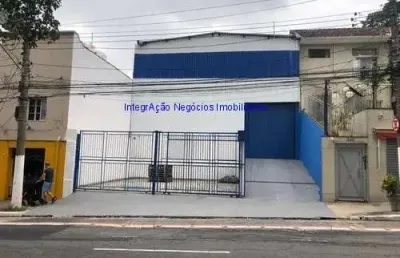 Galpão 440m², 03 banheiros e 07 vagas na garagem.  excelente localização entre as ruas bom pastor, costa aguiar e xavier curado.