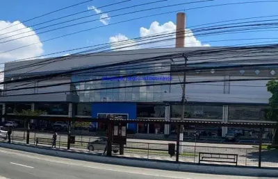Galpão 12.158m², 20 banheiros e 147 vagas na garagem; possui 08 elevadores, ampla rampa de acesso veicular ao 2º andar.  excelente localização