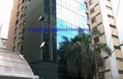 Prédio comercial 831,80m², subsolo: 611,53m² de área total compondo 26 vagas na garagem, 02 banheiros e vestiário. térreo:  recepção, loja na lateral