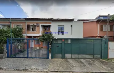 Sobrado 240m², 03 dormitórios (sendo suítes), 04 banheiros e 02 vagas na garagem.  excelente localização entre as ruas hungria, dona ana helena de sal