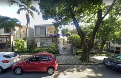 Sobrado 380m², 04 dormitórios (sendo 01 suíte), 03 banheiros e 04 vagas na garagem.  excelente localização á 8 minutos andando para a estação do metrô