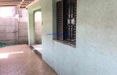 Casa 500m², 03 dormitórios, 01 banheiro e 02 vagas na garagem. possui um amplo quintal com churrasqueira.  excelente localização entre as ruas emílio