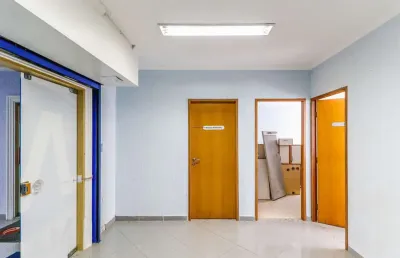 Conjunto comercial 441m², 10 salas, 04 banheiros, cozinha/refeitório para 14 pessoas e sala de treinamento para 35 lugares.   condomínio com segurança