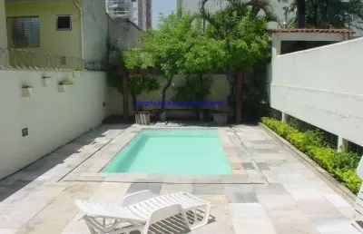 Condomínio com portaria, segurança, piscina, salão de festa, salão de jogos, quadra poliesportiva, playground, jardim e academia.