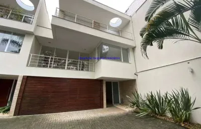 Casa 425m², 04 dormitórios (sendo suíte), 07 banheiros e 04 vagas na garagem.  condomínio com segurança 24hrs, piscina e churrasqueira.