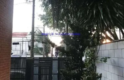 Prédio comercial 900m², térreo : 01 recepção com balcão, 01 lavabo, 01 sala de reunião, 01 salão amplo com 02 banheiros, 01 sala com lavabo,
