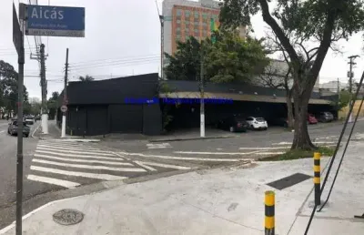Galpão 1.500m², 02 banheiros e 40 vagas na garagem.  excelente localização entre as avenidas dos bandeirantes, carinás, alameda dos anapurus