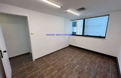 Conjunto comercial 42m², 03 salas, 01 espaço para copa, 02 banheiros e 02 vagas na garagem.  condomínio com recepção e segurança.   excelente