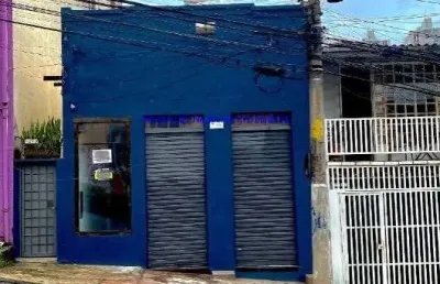 Loja 60m², com 01 banheiro, salão e mezanino. residência térreo 70m², 02 dormitórios, 01 banheiro; possui quintal com área comum e lavanderia.