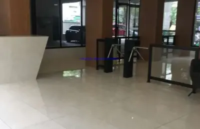 Conjunto comercial 212m², 05 banheiros e 03 vagas na garagem.   condomínio com recepção e segurança 24hrs.  excelente localização entre