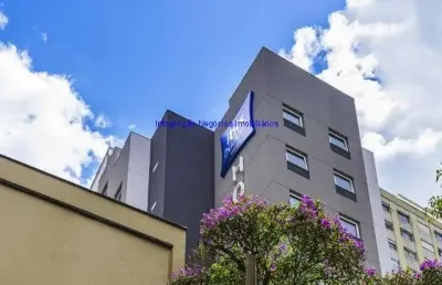 Apartamento flat 14m², 01 dormitório, 01 banheiro e 01 vaga na garagem.  condomínio com recepção e segurança 24hrs.  excelente localização