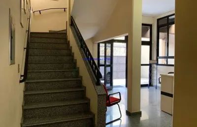 Prédio comercial 600m², 09 banheiros e 12 vagas na garagem. possui três andares.  excelente localização entre as ruas anhanguera, james holland