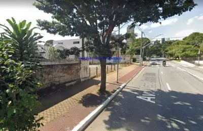 Prédio comercial 350m²,  08 salas, 06 banheiros e 30 vagas na garagem. possui salão amplo e 01 cozinha.  excelente localização á 8 minutos andando