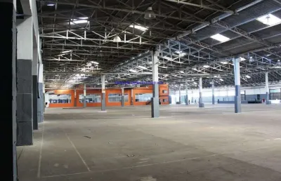 Galpão 22.500m², 20 banheiros além das vagas de garagem e pátio de manobras, para uso industrial/logística; há a possibilidade de construção de lajes