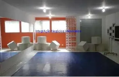 Conjunto comercial 100m², 1 sala, 2 banheiros. o espaço é adaptado para dança e treinamento funcional, com amplo espaço livre e áreas de comum acesso