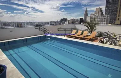 Apartamento studio mobiliado 33m², 01 dormitório, 01 banheiro e 01 vaga na garagem.  condomínio com portaria, segurança 24hrs, piscina.