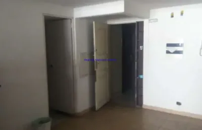 Sala 120m², com sacada e 01 banheiro. excelente localização.
