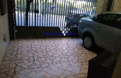 Sobrado 200m², 03 dormitórios, 02 banheiros e 02 vagas na garagem.   excelente localização entre as ruas doutor sérgio meira, vitorino carmilo.