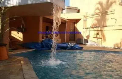 Casa 490m², 05 dormitórios,  06 banheiros e 05 vagas na garagem. conta também com portão automático, piscina e churrasqueira. excelente localização.