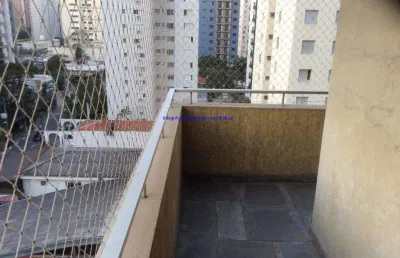Imóvel amplo e totalmente iluminado, recebe a luz do sol tanto pela manhã como na parte da tarde. tem vista em todas as dependências.
