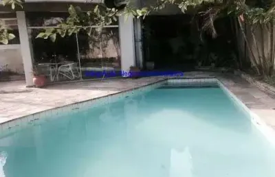 Terreno de 1.150,00m2 área construída, mais ou menos 550,00m2 a frente da casa mede mais ou menos 33 m, totalmente revestido com pedras rachão de 50
