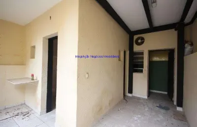 Sobrado 150m²,  3 andares: térreo (nível da rua) com 3 salas grandes, superior com 3 salas e 1 banheiro, inferior (abaixo do nível da rua).