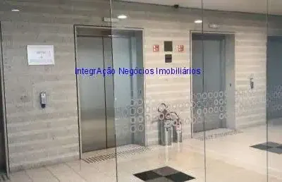 Conjunto comercial 330.73m², 05 salas, 01 copa, 04 banheiros e 10 vagas na garagem.