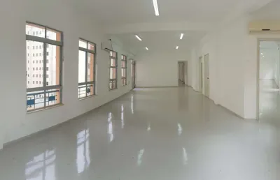 Conjunto comercial 260m², 02 banheiros. vão livre, possível de divisões, salas de reunião.   condomínio com recepção e segurança 24hrs.