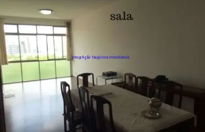 Apartamento 130m²,  são três quartos grandes, dentre eles uma suíte, todos com armários embutidos, na sala há uma estante embutida.