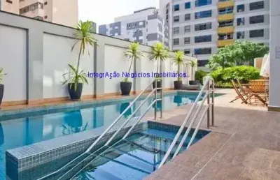 Apartamento cobertura 54m², 01 dormitório, 01 banheiro e 01 vaga na garagem.  condomínio com portaria, segurança, piscina, salão de festa