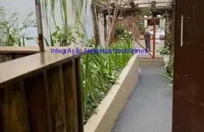 Sobreloja 290m² e 02 banheiros.  excelente localização á 9 minutos andando para a estação do metrô paraiso; entre as ruas abílio soares, carlos