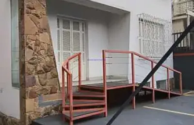 Casa / imóvel comercial 212m², sendo 300m² de área total, com 10 salas, 4 banheiros e 8 vagas de garagem.