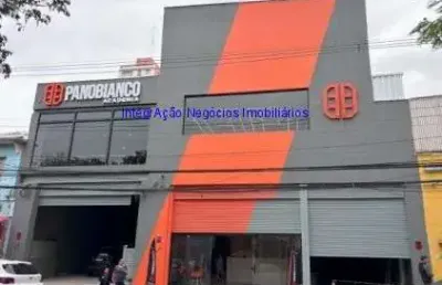 Galpão  2.100m² e 01 banheiro.  excelente localização entre as ruas diogo vaz,  scuvero e dos tapes; próximo da estação do metrô são joaquim.