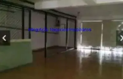 Casa 200m², 07 dormitórios sendo 01 suíte, 04 banheiros e 04 vagas na garagem. excelente localização, próximo a av. 23 de maio.