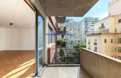 Condomínio com portaria e segurança.  excelente localização, á 8 minutos andando para a estação do metrô santa cecília; entre as ruas baronesa de itu,