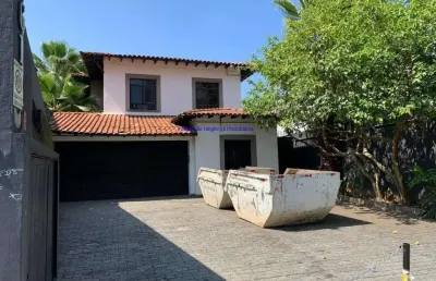 Sobrado 287m²,  térreo 04 salas com divisória em vidro, banheiro social, ampla cozinha com uma sala (ou refeitório). mais duas edículas ao fundo, send