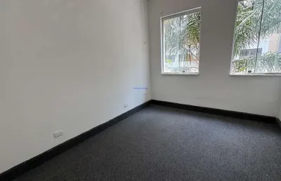 Conjunto comercial 51,75m², 02 salas e 02 banheiros.  excelente localização, á 10 minutos andando para a estação do metrô santa cecilia